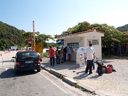 Reisebericht - mit tuifly.com nach Mali Losinj in Kroatien - die Verkaufsstelle f�r Tickets der F�hre von Valbiska ( Insel Krk ) nach Merag ( Insel Cres )