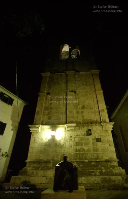 der Glockenturm von Osor bei Nacht