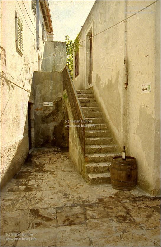 Gasse zu einem Weinkeller auf Susak